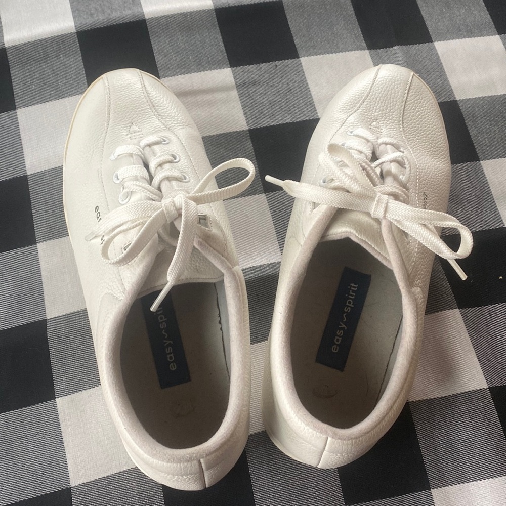 Easy Spirit shoes women's 9 white tennis shoes tie closure, pre owned EUC